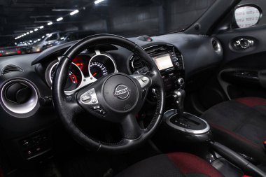 Novosibirsk / Rusya 28 Nisan 2020: Nissan Juke, Prestige araba içi gösterge paneli, direksiyon simidi, hız göstergesi ve taktik ölçer. Siyah deri iç döşeme 