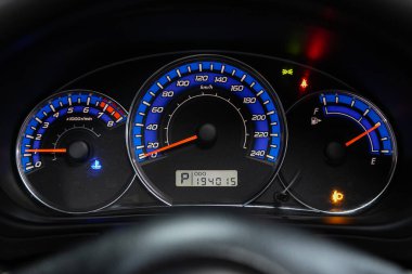 Novosibirsk / Rusya 23 Haziran 2020: Subaru Forester, araba gösterge paneline imza ve sembol. Araba hız göstergesi ve taktik ölçer yakın çekim. Arabanın içi. 