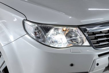 Novosibirsk / Rusya 23 Haziran 2020: Subaru Forester, beyaz araba farları. Dış görev ayrıntıları. Modern LED farlardan birinin detaylarını kapat. 