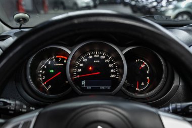 Novosibirsk / Rusya 30 Haziran 2020: Suzuki Grand Vitara, araba gösterge panelinde imza ve sembol. Araba hız göstergesi ve taktik ölçer yakın çekim. Arabanın içi. 