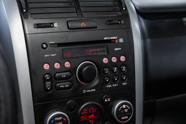 Novosibirsk / Rusya 30 Haziran 2020: Suzuki Grand Vitara, ses stereo sistemi, kontrol paneli ve cd modern bir otomobilde