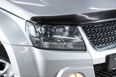 Novosibirsk / Rusya 30 Haziran 2020: Suzuki Grand Vitara, gümüş araba farları. Dış görev ayrıntıları. Modern LED farlardan birinin detaylarını kapat. 