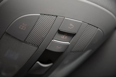 Novosibirsk / Rusya 18 Temmuz 2020: Mercedes Benz GL-sınıfı, arabanın tavanına yakın plan ışıklandırma 