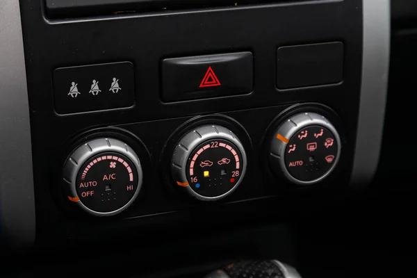 2020年4月28日 日产X线 用车内的空调按钮关闭汽车面板 — 图库照片