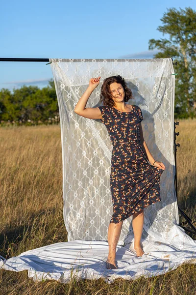 Ritratto Una Bella Giovane Donna Abito Romantico Posa Sul Campo — Foto Stock