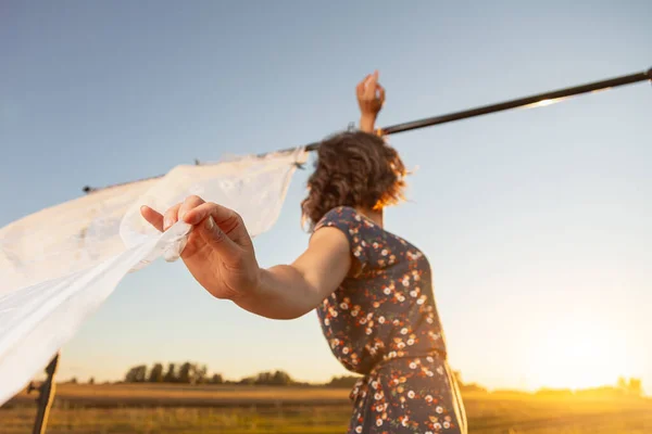 Ein Romantischer Spaziergang Einer Lockigen Frau Einem Kleid Vor Dem — Stockfoto