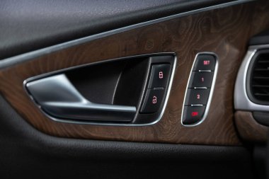 Novosibirsk / Rusya 27 Temmuz 2020: Audi A7, yan kapı düğmeleri: pencere ayarlama düğmeleri, kapı kilidi. modern araba iç tasarımı: parçalar, düğmeler, düğmeler 