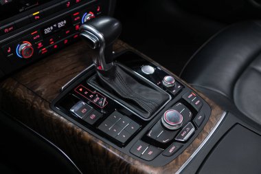 Novosibirsk / Rusya 27 Temmuz 2020: Audi A7, Vites değişimi. Arabanın otomatik vites kutusu, arabanın içi.