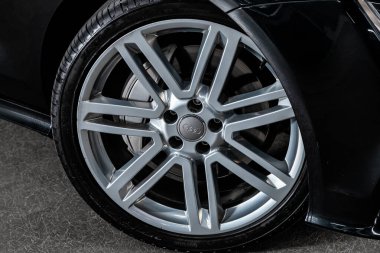 Novosibirsk / Rusya 27 Temmuz 2020: Audi A7, alaşımlı tekerlek ve yakın çekimde yeni lastik. Tekerlek ayarlama diski