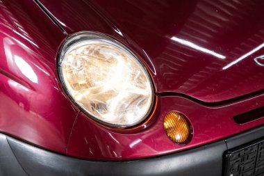 Novosibirsk / Rusya 27 Temmuz 2020: Daewoo Matiz, yeni arabanın ayrıntılı ışığı. Dış detay  