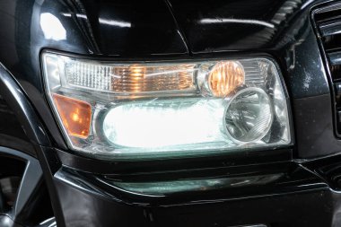 Novosibirsk / Rusya 27 Temmuz 2020: Infiniti QX56, yeni arabanın ayrıntılı ışığı. Dış detay  