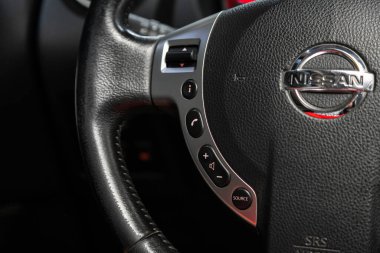 Novosibirsk / Rusya 18 Temmuz 2020: Nissan Kazgai, hızlı kontrol telefonu, müzik ve diğer işlevler için çok fonksiyonlu yeni siyah direksiyon