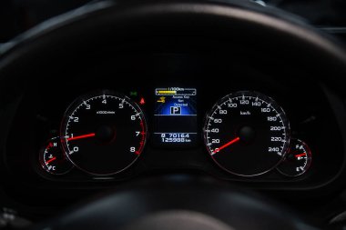 Novosibirsk / Rusya 18 Temmuz 2020: Subaru Outback, arabanın ön paneli parlak ışıkla aydınlatılmıştır. Hız göstergesi, daire ölçer, yağ ve yakıt seviyesi