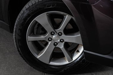 Novosibirsk / Rusya 18 Temmuz 2020: Subaru Outback, alaşımlı tekerlekli araba tekerleği ve yakın çekimde yeni lastik. Tekerlek ayarlama diski