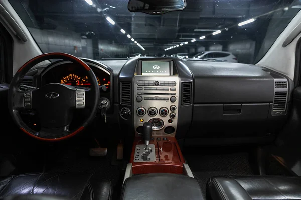 Novosibirsk Rusia Julio 2020 Infiniti Qx56 Coche Lujo Interior Volante —  Fotos de Stock