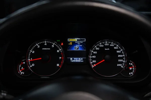 2020年7月18日 俄罗斯新锡尔斯克 苏巴鲁内陆 汽车仪表盘被明亮的灯光照亮 速度计 圆形速度计 机油及燃料水平 — 图库照片