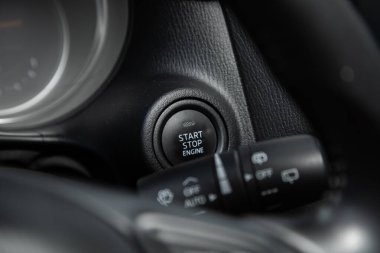 Otomobil motoru başlatma düğmesine bas uzaktan kumanda başlatıcısı. Araba gösterge paneli
