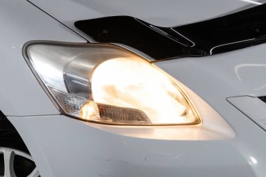 Novosibirsk / Rusya 26 Temmuz 2020: Toyota Belta, yeni arabanın ayrıntılı ışığı. Dış detay  