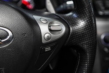 Novosibirsk / Rusya 26 Temmuz 2020: Infiniti FX50, direksiyon, Müzik, Kontrol Sistemi Fonksiyonu ve arabadaki sesli telefon. modern araba iç mimarisi