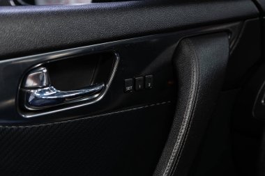 Novosibirsk / Rusya 26 Temmuz 2020: Infiniti FX50, modern otomobilin iç mimarisi. Yan kapı düğmeleri: pencere, ayna ayarlama düğmeleri, kapı kilidi. Araba içeride. 