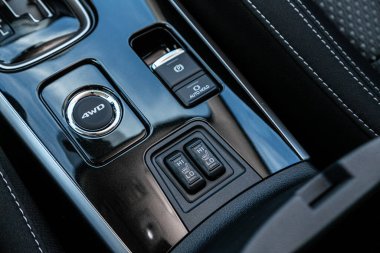 Novosibirsk / Rusya Temmuz 04: 2020: Mitsubishi Outlander, koltuk ısıtma sistemi ve 4WD düğmeleri. modern araba iç tasarımı: parçalar, düğmeler, düğmeler 