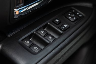 Novosibirsk / Rusya Temmuz 04: 2020: Mitsubishi Outlander, modern otomobilin iç mimarisi. Yan kapı düğmeleri: pencere, ayna ayarlama düğmeleri, kapı kilidi. Araba içeride. 