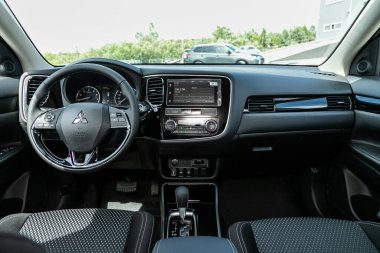 Novosibirsk / Rusya Temmuz 04: 2020: Mitsubishi Outlander, Dark car Interior - direksiyon, vites kolu ve gösterge paneli, iklim kontrolü, hız göstergesi, ekran. Yeni moda bir arabanın salonu.