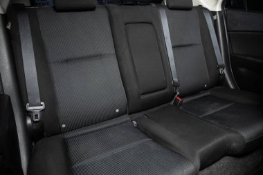 Novosibirsk / Rusya 18 Temmuz 2020: Mazda 3, rahat araba içeride. Arabanın içi temiz: siyah arka koltuklar, başlıklar ve kemer. 