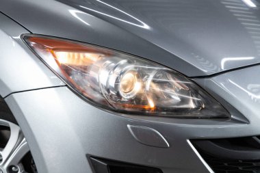 Novosibirsk / Rusya 18 Temmuz 2020: Mazda 3, yeni aracın ayrıntılı ışığı. Dış detay  