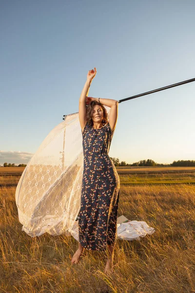 Ritratto Una Bella Giovane Donna Abito Romantico Posa Sul Campo — Foto Stock