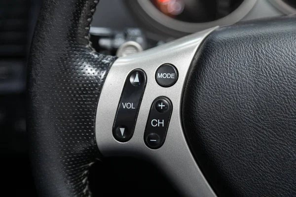 2020年7月26日 俄罗斯Novosibirsk Honda Jazz 方向盘上的汽车控制器 控制系统功能和汽车上的语音电话 现代汽车内部 — 图库照片