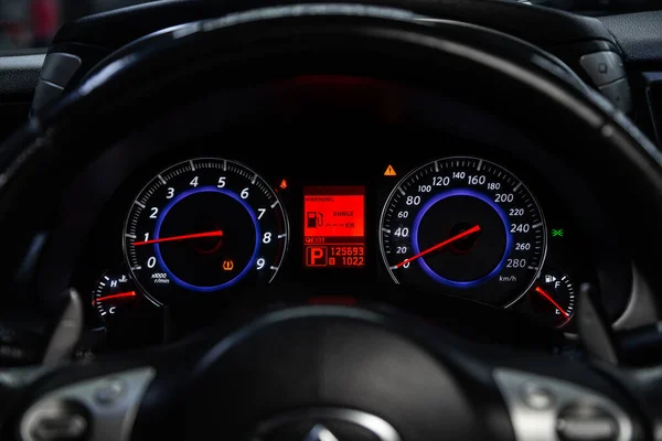 Novosibirsk Russia 2020年7月26日 Infiniti Fx50 Odometer 速度計 タコメータ 燃料レベルの計装自動車パネルを閉じる — ストック写真