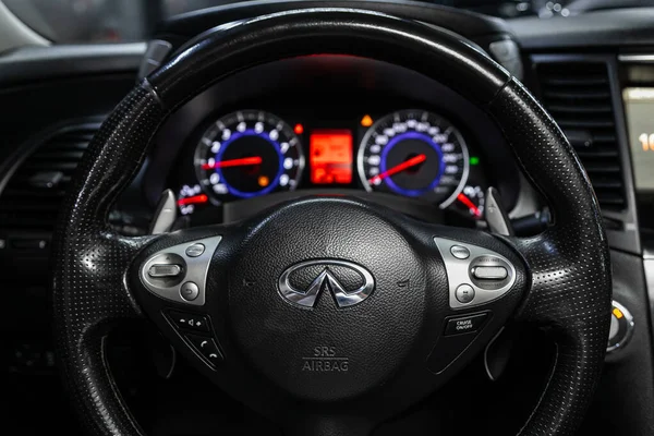 2020年7月26日 Infiniti Fx50 Prestige Car Interior Dashboard Steering Wheel Speed — 图库照片