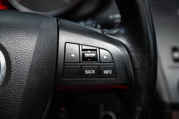 2020年7月18日 俄罗斯Novosibirsk Mazda 方向盘上的汽车控制器 控制系统功能和车内的语音电话 现代汽车内部 — 图库照片
