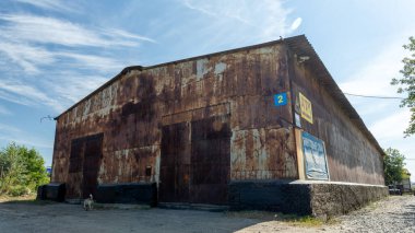 Novosibirsk / Rusya 25 Temmuz 2020: Metal bir deponun cephesi, ticari mal depolama binası. Malların ithalatçılar, ihracatçılar, toptancılar, nakliye şirketleri ve gümrüklerin depolama kavramı 