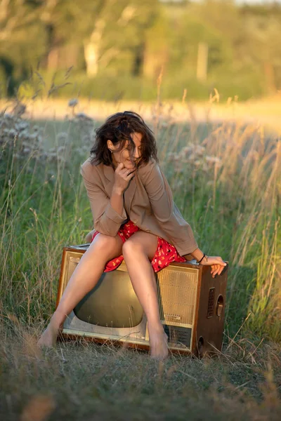 Portrait Atmosphérique Une Jeune Femme Robe Rouge Assise Sur Vieux — Photo