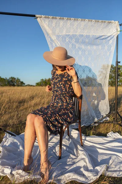 Mujer Joven Bastante Fresco Sentado Silla Aire Libre Campo Usar — Foto de Stock