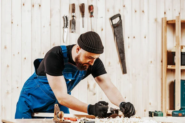 Uomo Dai Capelli Scuri Con Barba Tuta Lavoro Che Tratta — Foto Stock