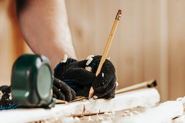 Großaufnahme Der Mann Misst Mit Einem Lineal Ein Holzbrett Und — Stockfoto