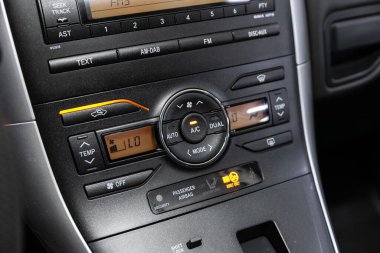 Novosibirsk / Rusya 26 Temmuz 2020: Toyota Auris, klima düğmeleri ve modern araba kontrolleri ile klima kontrol görüşlü Alet Otomobil Panelini kapat 