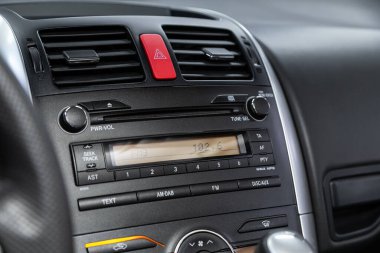 Novosibirsk / Rusya 26 Temmuz 2020: Toyota Auris, Siyah ses kontrol paneli