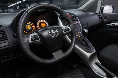 Novosibirsk / Rusya 26 Temmuz 2020: Toyota Auris, yeni stil bir arabanın salonu, direksiyon, hız göstergesi, takometre ve diğer ayarlama düğmeleri olan gösterge paneli 