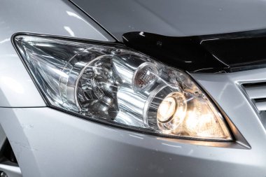 Novosibirsk / Rusya 26 Temmuz 2020: Toyota Auris, modern bir arabanın Parlayan Işığı