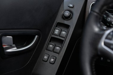 Novosibirsk / Rusya 26 Temmuz 2020: SsangYong Action, modern otomobilin iç mimarisi. Yan kapı düğmeleri: pencere, ayna ayarlama düğmeleri, kapı kilidi. Araba içeride. 