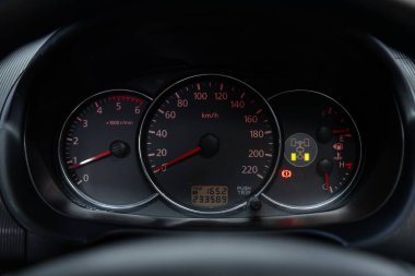 Novosibirsk / Rusya 26 Temmuz 2020: Mitsubushi Pajero Spor, 208 bin kilometre menzili, takometre ve far sembolü ile yuvarlak hız göstergesi