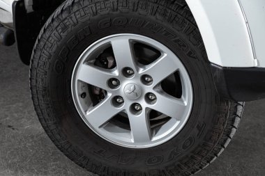 Novosibirsk / Rusya 26 Temmuz 2020: Mitsubushi Pajero Sport, tampon, alaşım tekerleği, kırılan araba detayı 