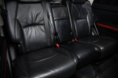 Novosibirsk / Rusya 18 Temmuz 2020: Lexus RX-350, rahat araba içeride. Arabanın içi temiz: siyah arka koltuklar, başlıklar ve kemer. 