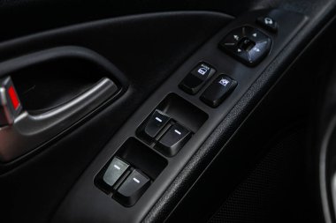 Novosibirsk / Rusya 18 Temmuz 2020: Hyundai IX-35, modern otomobilin iç mimarisi. Yan kapı düğmeleri: pencere, ayna ayarlama düğmeleri, kapı kilidi. Araba içeride. 