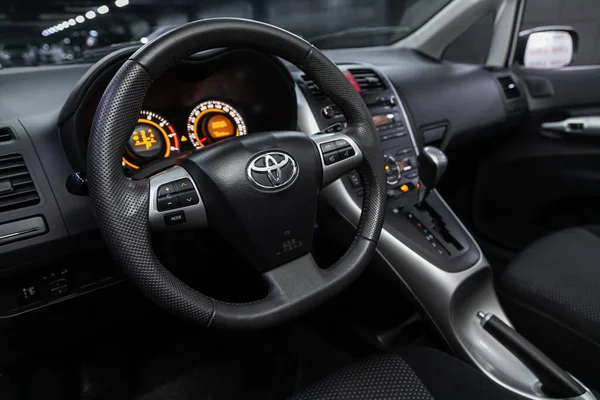 2020年7月26日 丰田Auris 新型跑车沙龙 方向盘 带速度计的仪表盘 仪表盘等设置按钮 — 图库照片