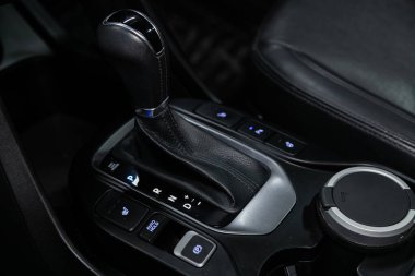 Otomatik vites kutusunun yakın görüntüsü. İç araba, otomatik vites kolu.;